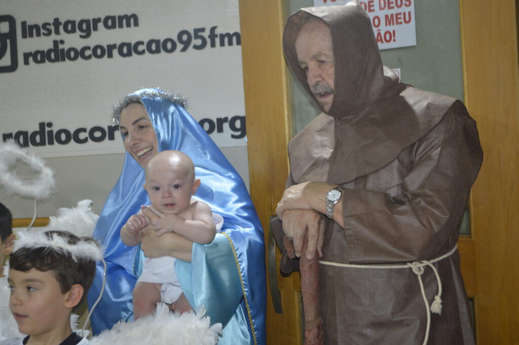 Rádio Coração recebe visita da 'Sagrada Família e anjinhos'