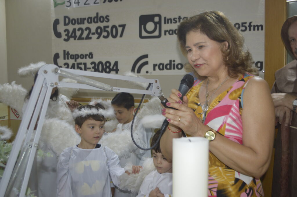 Rádio Coração recebe visita da 'Sagrada Família e anjinhos'