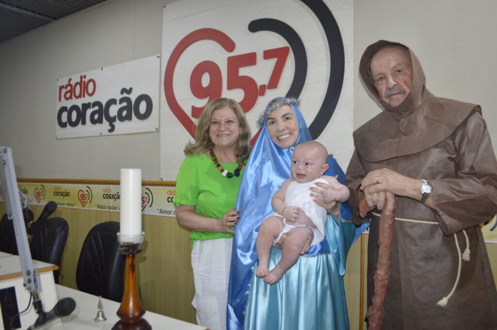 Rádio Coração recebe visita da 'Sagrada Família e anjinhos'