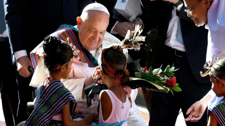 Na mensagem para o Dia Mundial das Missões de 2025, Francisco recorda aspectos da identidade missionária cristã e a necessidade de seguir as “pegadas de Cristo, nossa esperança”. Pontífice convida “os cristãos, portadores e construtores da esperança entre os povos”, a “renovar a missão da esperança”.