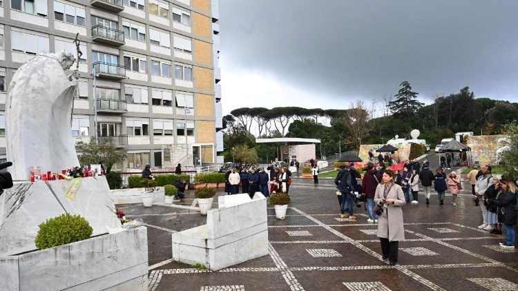 A atualização desta manhã, 26 de fevereiro, sobre a saúde do Pontífice internado no Hospital Gemelli foi divulgada pela Sala de Imprensa da Santa Sé, que na noite de ontem informou detalhes sobre a condição clínica de Francisco, as quais 