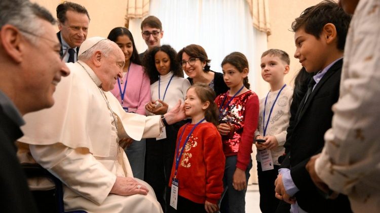 Francisco abre o Encontro Internacional sobre os Direitos das Crianças no Vaticano e convida a ouvir os pequenos para se dizer um“não” à guerra, à cultura do desperdício, à violência e à injustiça. O Papa fala da vida das crianças, da infância que se tornou “a periferia da existência”, recorda as marginalidades até mesmo das cidades mais ricas, exorta a não nos acostumarmos com o mal e denuncia o aborto que 