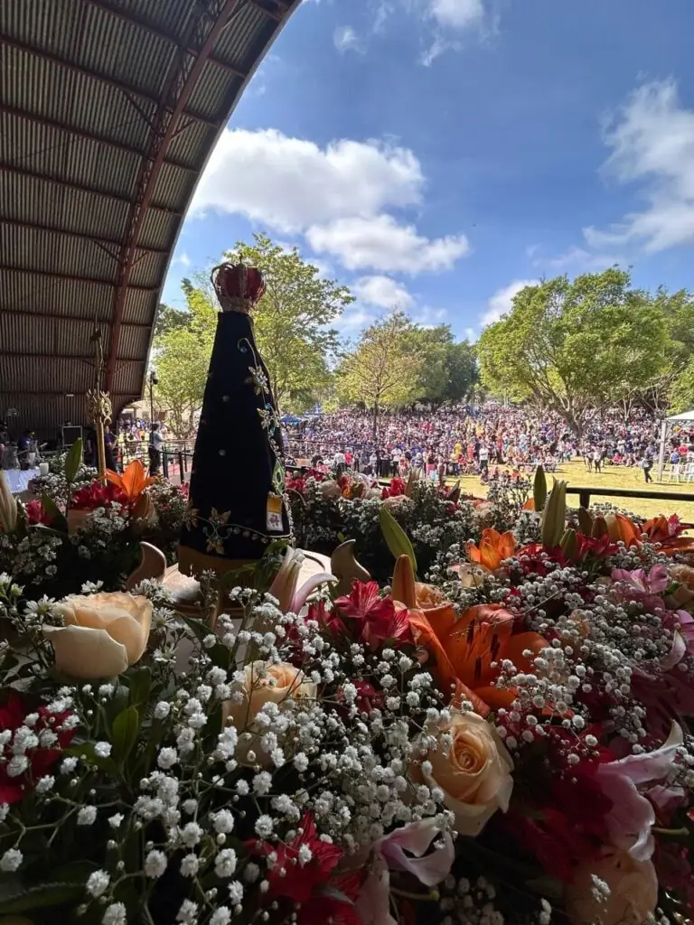 Romaria Diocesana de Nossa Senhora Aparecida reúne uma multidão de fiéis no Santuário Diocesano